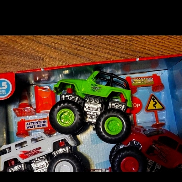 Kid Connection Monster Truck Play Set 3 Trucks With 3 Replacement Body 15pcs - Picture 5 of 7